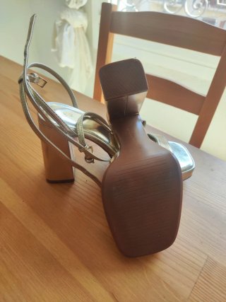 Zapatos de tacón dorados
