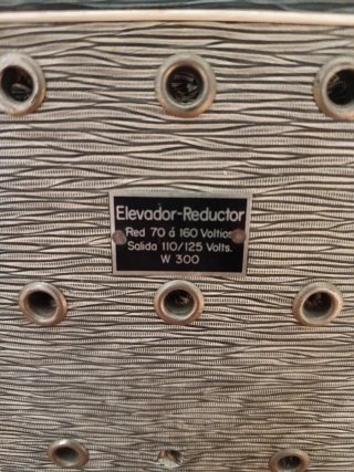 Aparato elevador-reductor de voltaje marca RAVE