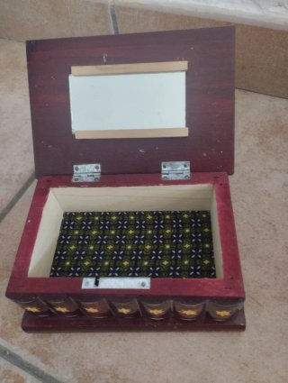4 cajas de madera decoradas.