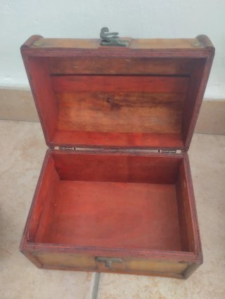 4 cajas de madera decoradas.