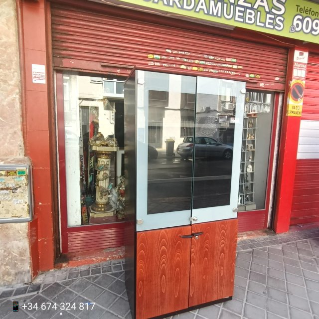 Mueble de oficina con cristal y puertas