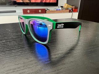 Gafas de sol negras y verdes