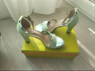 Sandalias verdes fiesta tacón plateado