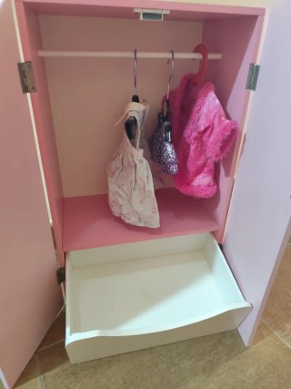Armario de juguete rosa con osito