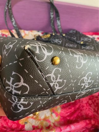 Bolso Guess Negro y Gris