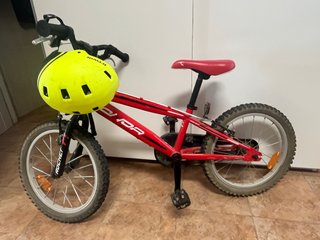 Bicicleta infantil roja + casco