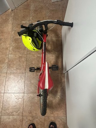 Bicicleta infantil roja + casco