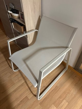 Silla de terraza gris y blanca