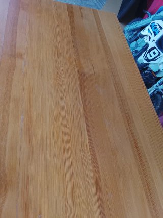Mesa de madera con patas metálicas