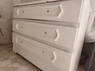 Mesita de noche y cómoda blanca. Se llevan a casa.