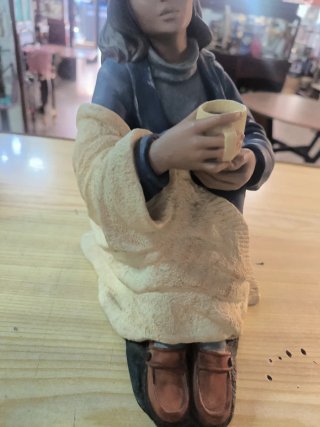 Figura mujer sentada con taza