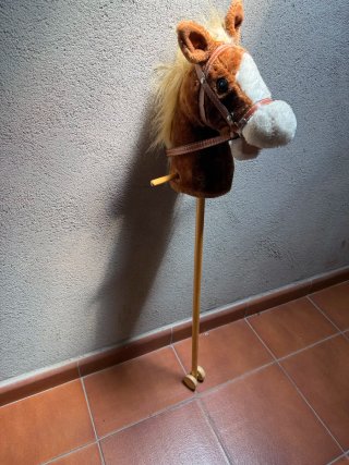 Caballito de palo marrón con ruedas