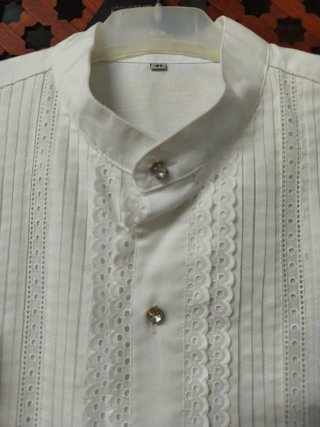 Traje campero completo con dos camisas.