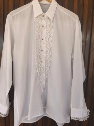 Traje campero completo con dos camisas.