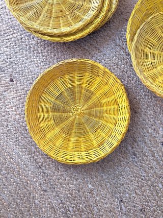 Juego de 6 platos de mimbre tejido