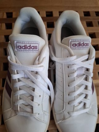 Zapatillas Adidas Blancas y Moradas