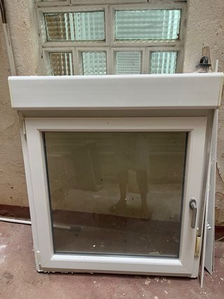 Ventana blanca con persiana enrollable