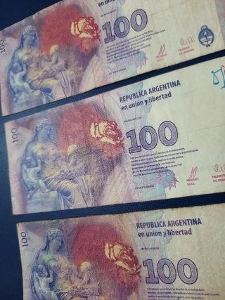 Argentina, 3 billetes bastante circulados.