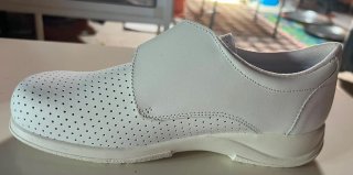 Zapatos blancos de piel perforada( prof enfermería