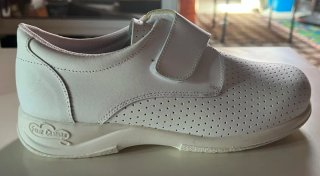 Zapatos blancos de piel perforada( prof enfermería