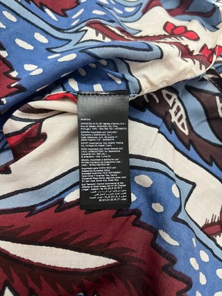 Túnica larga estampada con aberturas.