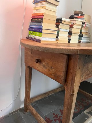 Mesa plegable redonda antigua de madera
