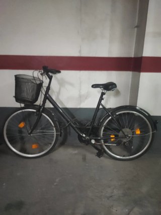 Bicicleta de paseo con cesta