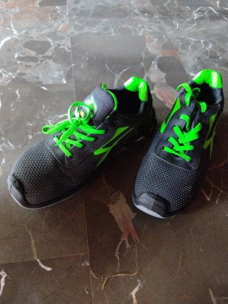 Deportivas de seguridad negras y verdes