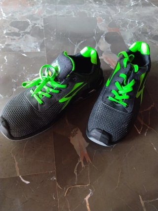 Deportivas de seguridad negras y verdes