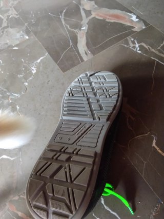 Deportivas de seguridad negras y verdes