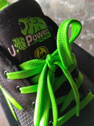 Deportivas de seguridad negras y verdes