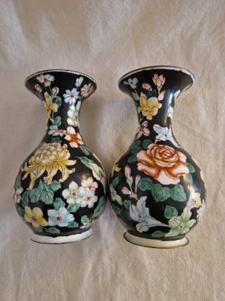 Par de jarrones de metal con esmaltes florales