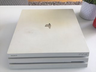 Ps4 Pro Blanca 1TB con 2 mandos