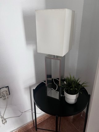 Lámpara de mesa moderna plateada