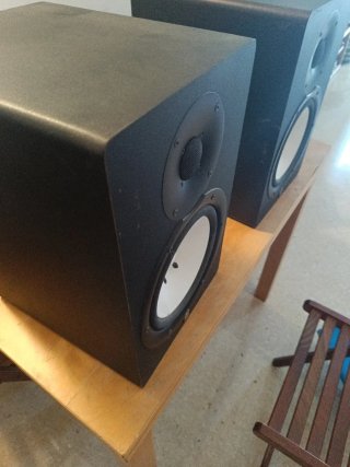 Monitores Yamaha HS80M + Soportes Milenium