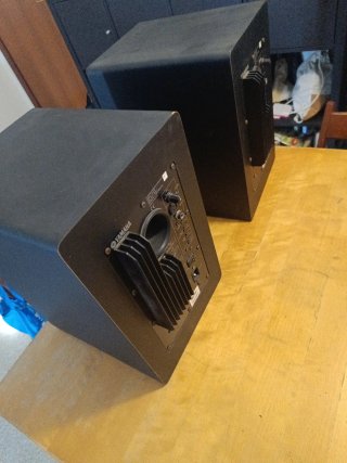 Monitores Yamaha HS80M + Soportes Milenium