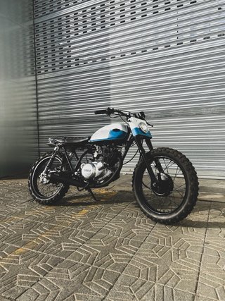 YAMAHA SR250 SRM ED.004 · BRAT STYLE · RESTAURADA