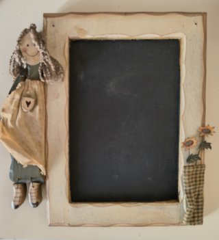 Lavagna artigianale in legno con bambola