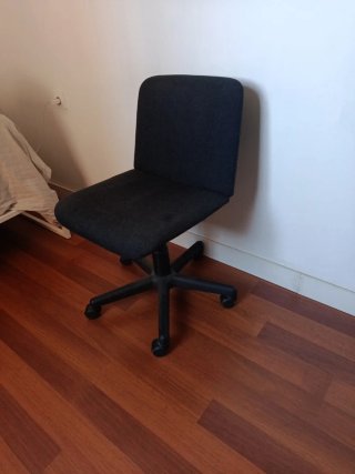 Silla de oficina negra con ruedas