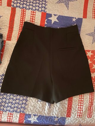 Shorts neri Zara con bottoni dorati