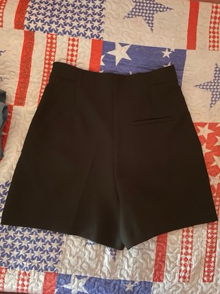Shorts neri Zara con bottoni dorati