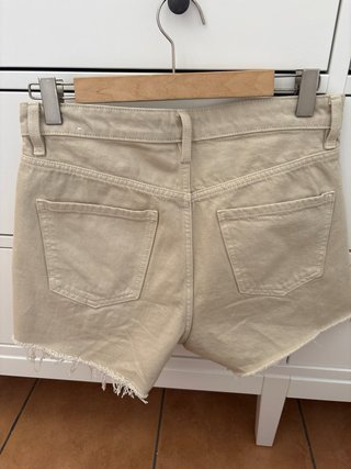 Bermudas Mango Beige Tachuelas
