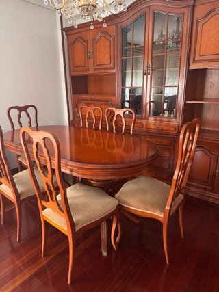 Mesa de comedor y mueble de salón