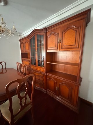 Mesa de comedor y mueble de salón