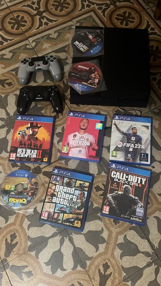 PS4 con 2 mandos y 6 juegos