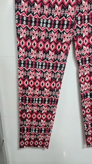 Pantalón pitillo estampado étnico
