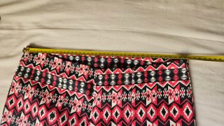 Pantalón pitillo estampado étnico