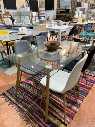 Mesa de cristal con 4 sillas