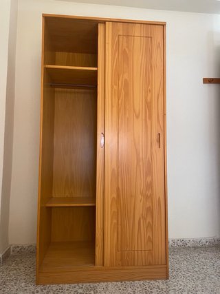 Cama individual de madera con mesita y armario