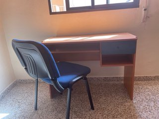 Cama individual de madera con mesita y armario